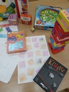 	Hrdá škola - Den her	