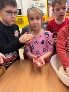 	Pečeme s dětmi masopustní koblížky	