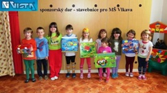 Předání stavebnic dětem