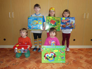 Předání stavebnic dětem